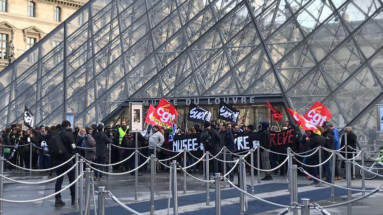 Au Louvre, ambiance très tendue après le blocage du musée par les grévistes
