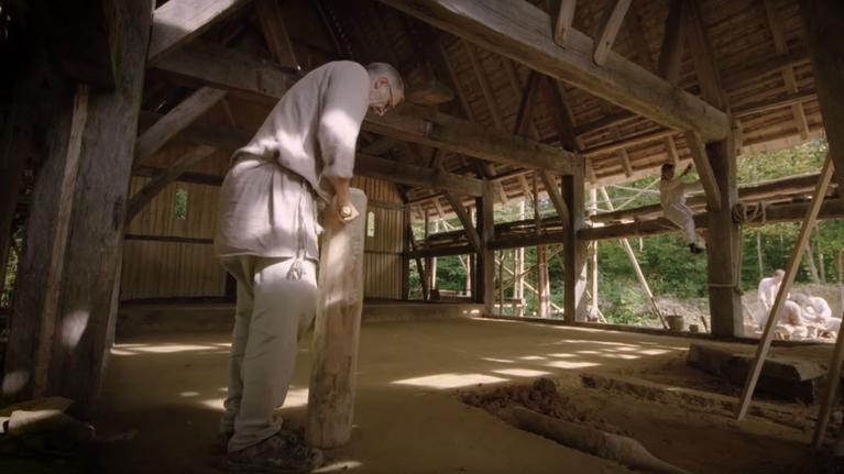 Des artisans allemands construisent une cathédrale avec des techniques du Moyen-Âge