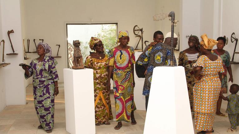 Sabres, spectres royaux... Retour au Bénin de 28 objets appartenant aux anciens rois d’Abomey